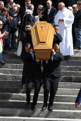French Singer and Pianist Marie-Paule Belle Funeral - Paris The Coffin during the funeral ceremony for French singer and pianist Marie-Paule Belle at Saint Roch church in Paris, France on August 3, 2026. She died from breast cancer at age 80 on July 25, 2026, in Neuilly-sur-Seine. She was best known for her 1976 hit song La Parisienne ». Photo by Raphael Lafargue ABACAPRESS.COM Paris Ile-de-France France  Copyright: xLafarguexRaphael ABACAx