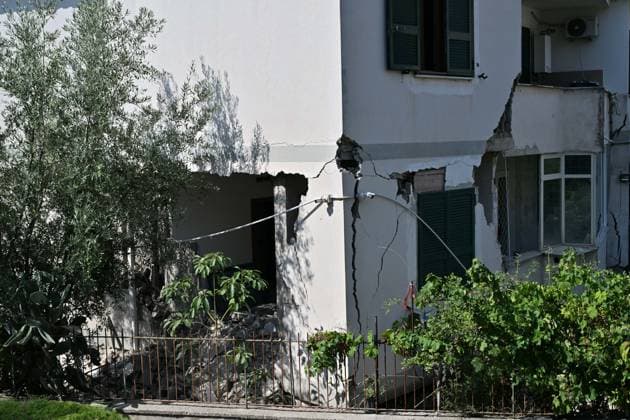 Foto IPP Felice De Martino Pozzuoli - Napoli 01 08 2026 Scossa di Terremoto Pozzuoli il Sisma di magnitudo 4.7 ai Campi flegrei: feriti, danni e circa 300 le persone che hanno dovuto abbandonare le proprie case nella foto un edificio lesionato Italy Photo Press World Copyright *** Photo by IPP Felice De Martino, Pozzuoli, Naples, August 1, 2026: Earthquake in Pozzuoli—a 4.7-magnitude quake in the Phlegraean Fields—resulted in injuries, damage, and about 300 people who had to flee their homes; pictured is a damaged building. Italy Photo Press World Copyright 