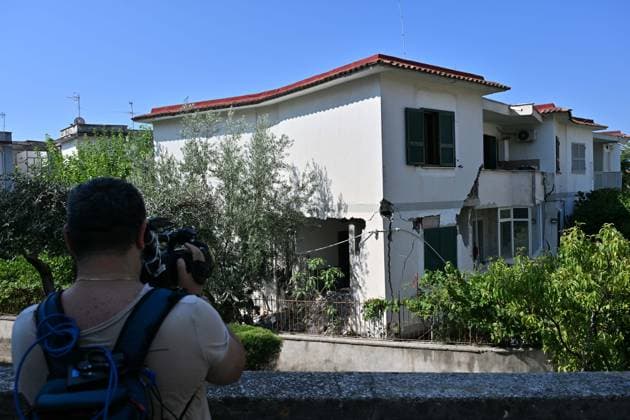 Foto IPP Felice De Martino Pozzuoli - Napoli 01 08 2026 Scossa di Terremoto Pozzuoli il Sisma di magnitudo 4.7 ai Campi flegrei: feriti, danni e circa 300 le persone che hanno dovuto abbandonare le proprie case nella foto un edificio lesionato Italy Photo Press World Copyright *** Photo by IPP Felice De Martino, Pozzuoli, Naples, August 1, 2026: Earthquake in Pozzuoli—a 4.7-magnitude quake in the Phlegraean Fields—resulted in injuries, damage, and about 300 people who had to flee their homes; pictured is a damaged building. Italy Photo Press World Copyright 