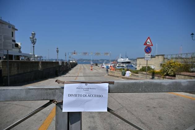 Foto IPP Felice De Martino Pozzuoli - Napoli 01 08 2026 Scossa di Terremoto Pozzuoli il Sisma di magnitudo 4.7 ai Campi flegrei: feriti, danni e circa 300 le persone che hanno dovuto abbandonare le proprie case nella foto il cartello di divieto di accesso al porto Italy Photo Press World Copyright *** Photo by IPP Felice De Martino, Pozzuoli, Naples, August 1, 2026: Earthquake in Pozzuoli—a 4.7-magnitude quake in the Phlegraean Fields—resulting in injuries, property damage, and about 300 people forced to evacuate their homes. Pictured: the No Entry sign at the port. Italy Photo Press World Copyright 