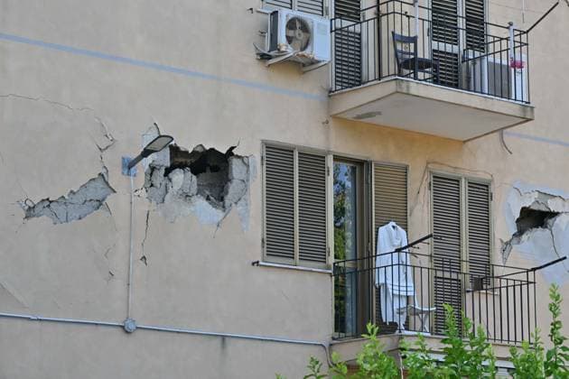 Foto IPP Felice De Martino Pozzuoli - Napoli 01 08 2026 Scossa di Terremoto Pozzuoli il Sisma di magnitudo 4.7 ai Campi flegrei: feriti, danni e circa 300 le persone che hanno dovuto abbandonare le proprie case nella foto un edificio lesionato Italy Photo Press World Copyright *** Photo by IPP Felice De Martino, Pozzuoli, Naples, August 1, 2026: Earthquake in Pozzuoli—a 4.7-magnitude quake in the Phlegraean Fields—resulted in injuries, damage, and about 300 people who had to flee their homes; pictured is a damaged building. Italy Photo Press World Copyright 