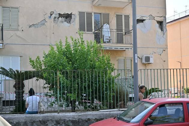 Foto IPP Felice De Martino Pozzuoli - Napoli 01 08 2026 Scossa di Terremoto Pozzuoli il Sisma di magnitudo 4.7 ai Campi flegrei: feriti, danni e circa 300 le persone che hanno dovuto abbandonare le proprie case nella foto un edificio lesionato Italy Photo Press World Copyright *** Photo by IPP Felice De Martino, Pozzuoli, Naples, August 1, 2026: Earthquake in Pozzuoli—a 4.7-magnitude quake in the Phlegraean Fields—resulted in injuries, damage, and about 300 people who had to flee their homes; pictured is a damaged building. Italy Photo Press World Copyright 