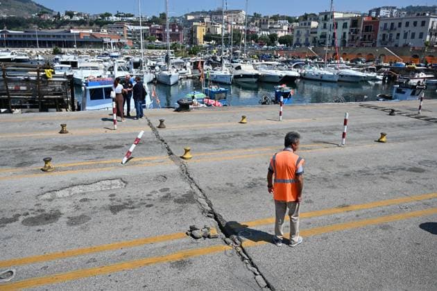 Foto IPP Felice De Martino Pozzuoli - Napoli 01 08 2026 Scossa di Terremoto Pozzuoli il Sisma di magnitudo 4.7 ai Campi flegrei: feriti, danni e circa 300 le persone che hanno dovuto abbandonare le proprie case nella foto una vistosa crepa si e aperta sull asfalto del porto Italy Photo Press World Copyright *** Photo by IPP Felice De Martino, Pozzuoli, Naples, August 1, 2026: Earthquake in Pozzuoli—a 4.7-magnitude quake in the Phlegraean Fields—resulting in injuries, damage, and about 300 people forced to evacuate their homes; the photo shows a large crack that has opened in the asphalt at the port. Italy Photo Press World Copyright 