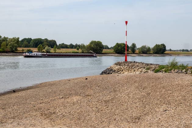 Niedriger Rheinpegel am Pegel Wesel Für den 03.08.2026 wurde durch die Wasserstraßen- und Schifffahrtsverwaltung des Bundes ein Pegelstand von 85 cm veröffentlicht. Für die Binnenschifffahrt stellt der niedrige Pegel ein Problem dar. Sinkt er zu weit ab, dürfen Schiffe nicht mehr voll beladen werden. Binnenschiff auf dem Rhein bei Wesel. Wesel, Nordrhein-Westfalen, DEU, Deutschland, 03.08.2026 *** Low water level on the Rhine at the Wesel gauge. The Federal Waterways and Shipping Administration published a water level of 85 cm for August 3, 2026. The low water level poses a problem for inland waterway shipping. If it drops too low, ships are no longer allowed to be fully loaded. Inland waterway vessel on the Rhine near Wesel. Wesel, No