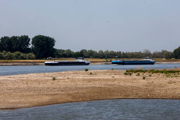Niedriger Rheinpegel am Pegel Wesel Für den 03.08.2026 wurde durch die Wasserstraßen- und Schifffahrtsverwaltung des Bundes ein Pegelstand von 85 cm veröffentlicht. Für die Binnenschifffahrt stellt der niedrige Pegel ein Problem dar. Sinkt er zu weit ab, dürfen Schiffe nicht mehr voll beladen werden. Binnenschiff auf dem Rhein bei Wesel. Wesel, Nordrhein-Westfalen, DEU, Deutschland, 03.08.2026 *** Low water level on the Rhine at the Wesel gauge. The Federal Waterways and Shipping Administration published a water level of 85 cm for August 3, 2026. The low water level poses a problem for inland waterway shipping. If it drops too low, ships are no longer allowed to be fully loaded. Inland waterway vessel on the Rhine near Wesel. Wesel, No