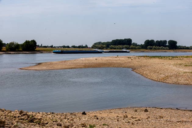 Niedriger Rheinpegel am Pegel Wesel Für den 03.08.2026 wurde durch die Wasserstraßen- und Schifffahrtsverwaltung des Bundes ein Pegelstand von 85 cm veröffentlicht. Für die Binnenschifffahrt stellt der niedrige Pegel ein Problem dar. Sinkt er zu weit ab, dürfen Schiffe nicht mehr voll beladen werden. Binnenschiff auf dem Rhein bei Wesel. Wesel, Nordrhein-Westfalen, DEU, Deutschland, 03.08.2026 *** Low water level on the Rhine at the Wesel gauge. The Federal Waterways and Shipping Administration published a water level of 85 cm for August 3, 2026. The low water level poses a problem for inland waterway shipping. If it drops too low, ships are no longer allowed to be fully loaded. Inland waterway vessel on the Rhine near Wesel. Wesel, No