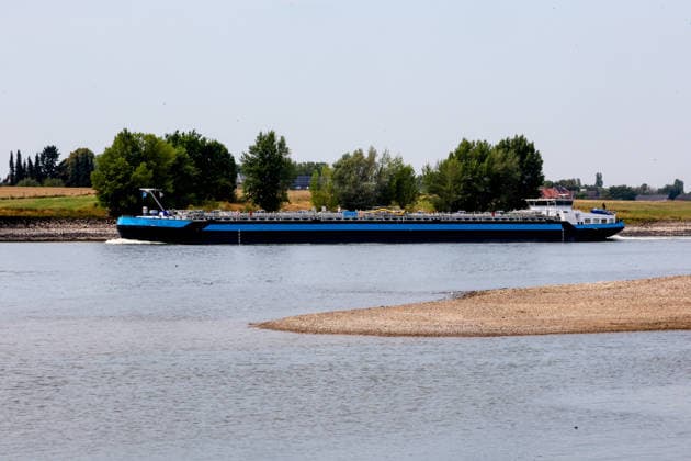 Niedriger Rheinpegel am Pegel Wesel Für den 03.08.2026 wurde durch die Wasserstraßen- und Schifffahrtsverwaltung des Bundes ein Pegelstand von 85 cm veröffentlicht. Für die Binnenschifffahrt stellt der niedrige Pegel ein Problem dar. Sinkt er zu weit ab, dürfen Schiffe nicht mehr voll beladen werden. Binnenschiff auf dem Rhein bei Wesel. Wesel, Nordrhein-Westfalen, DEU, Deutschland, 03.08.2026 *** Low water level on the Rhine at the Wesel gauge. The Federal Waterways and Shipping Administration published a water level of 85 cm for August 3, 2026. The low water level poses a problem for inland waterway shipping. If it drops too low, ships are no longer allowed to be fully loaded. Inland waterway vessel on the Rhine near Wesel. Wesel, No
