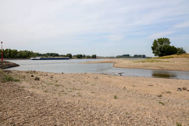 Niedriger Rheinpegel am Pegel Wesel Für den 03.08.2026 wurde durch die Wasserstraßen- und Schifffahrtsverwaltung des Bundes ein Pegelstand von 85 cm veröffentlicht. Für die Binnenschifffahrt stellt der niedrige Pegel ein Problem dar. Sinkt er zu weit ab, dürfen Schiffe nicht mehr voll beladen werden. Binnenschiff auf dem Rhein bei Wesel. Wesel, Nordrhein-Westfalen, DEU, Deutschland, 03.08.2026 *** Low water level on the Rhine at the Wesel gauge. The Federal Waterways and Shipping Administration published a water level of 85 cm for August 3, 2026. The low water level poses a problem for inland waterway shipping. If it drops too low, ships are no longer allowed to be fully loaded. Inland waterway vessel on the Rhine near Wesel. Wesel, No