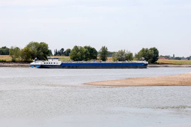 Niedriger Rheinpegel am Pegel Wesel Für den 03.08.2026 wurde durch die Wasserstraßen- und Schifffahrtsverwaltung des Bundes ein Pegelstand von 85 cm veröffentlicht. Für die Binnenschifffahrt stellt der niedrige Pegel ein Problem dar. Sinkt er zu weit ab, dürfen Schiffe nicht mehr voll beladen werden. Binnenschiff auf dem Rhein bei Wesel. Wesel, Nordrhein-Westfalen, DEU, Deutschland, 03.08.2026 *** Low water level on the Rhine at the Wesel gauge. The Federal Waterways and Shipping Administration published a water level of 85 cm for August 3, 2026. The low water level poses a problem for inland waterway shipping. If it drops too low, ships are no longer allowed to be fully loaded. Inland waterway vessel on the Rhine near Wesel. Wesel, No