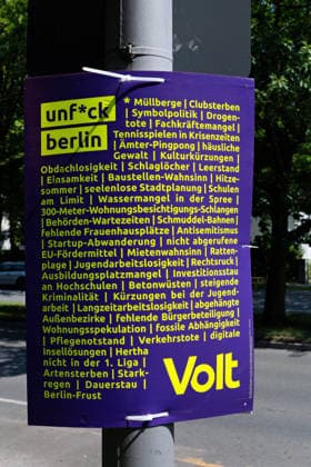 Berlin,03.08.2026,Wahlplakat der Partei Volt zur Wahl zum 20.Abgeordnetenhaus von Berlin sowie zu den Bezirksverordnetenversammlungen am 20.09.2026. *** Berlin, August 3, 2026—Election poster for the Volt Party for the election to the 20th Berlin House of Representatives and the district councils on September 20, 2026