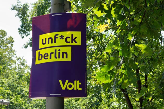 Berlin,03.08.2026,Wahlplakat der Partei Volt zur Wahl zum 20.Abgeordnetenhaus von Berlin sowie zu den Bezirksverordnetenversammlungen am 20.09.2026. *** Berlin, August 3, 2026—Election poster for the Volt Party for the election to the 20th Berlin House of Representatives and the district councils on September 20, 2026