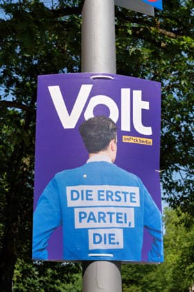 Berlin,03.08.2026,Wahlplakat der Partei Volt zur Wahl zum 20.Abgeordnetenhaus von Berlin sowie zu den Bezirksverordnetenversammlungen am 20.09.2026. *** Berlin, August 3, 2026—Election poster for the Volt Party for the election to the 20th Berlin House of Representatives and the district councils on September 20, 2026