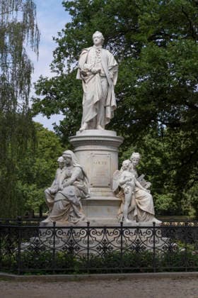 Das vom Bildhauer Fritz Schaper im Stil des Neobarocks geschaffene Denkmal des deutschen Dichters Goethe am östlichen Rand des Großen Tiergartens in Berlin-Tiergarten. *** The monument to the German poet Goethe, created by sculptor Fritz Schaper in the Neo-Baroque style, on the eastern edge of the Großer Tiergarten in Berlin s Tiergarten district
