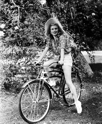 Carefree, 1938 Ginger Rogers Carefree 01 May 1938 Amanda Sorgenfrei durch Dr. Flagg Character(s): Amanda Cooper Director: Mark Sandrich SSX93136 Allstar Picture Library Ltd RKO **Warning** This Photograph is for editorial use only and is the copyright of RKO and or the Photographer assigned by the Film or Production Company & can only be reproduced by publications in conjunction with the promotion of the above Film. A Mandatory Credit To RKO is required. The Photographer should also be credited when known. No commercial use can be granted without written authority from the Film Company. Copyright: xAllstar RKOx