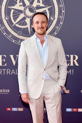 Mode-Influencer Johannes Laschet steht bei der Kino-Premiere der 4. Staffel der RTL-Show Die Verräter auf dem roten Teppich im Cinenova in Ehrenfeld. Köln, 03.08.2026 NRW Deutschland *** Fashion influencer Johannes Laschet walks the red carpet at the movie premiere of Season 4 of the RTL show *Die Verräter* at Cinenova in Ehrenfeld, Cologne, August 3, 2026, North Rhine-Westphalia, Germany Copyright: xChristophxHardtx