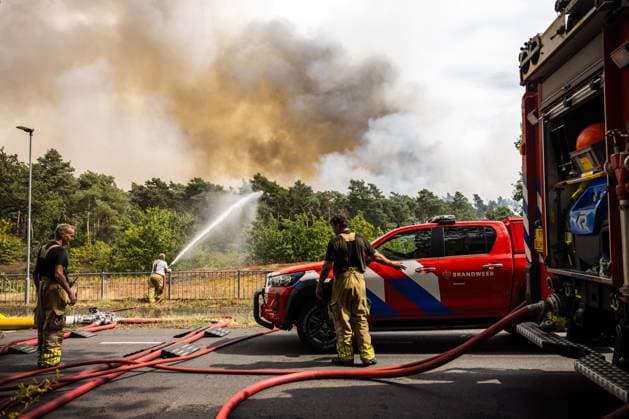 OOSTRUM - The fire department is battling a very large fire in the De Rosmolen nature reserve. Due to dry conditions, the fire was able to spread rapidly. ROB ENGELAAR ANP netherlands out - belgium out  Copyright: xx x564815178x originalFilename: 564815178.jpg
