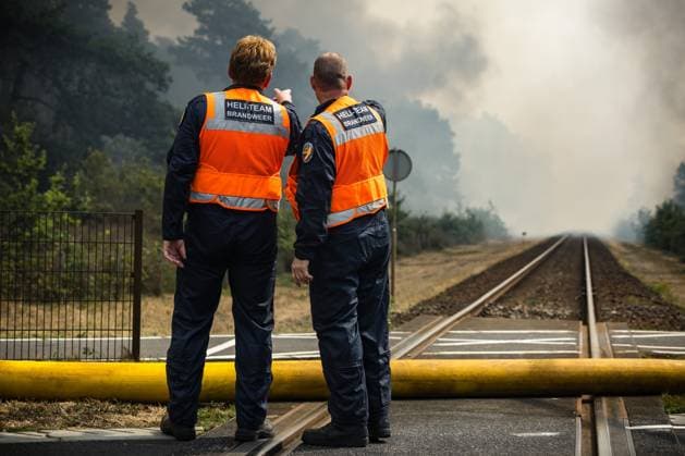 OOSTRUM - The fire department is battling a very large fire in the De Rosmolen nature reserve. Due to dry conditions, the fire was able to spread rapidly. ROB ENGELAAR ANP netherlands out - belgium out  Copyright: xx x564815190x originalFilename: 564815190.jpg