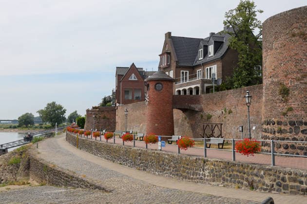 Niedriger Rheinpegel am Pegel Rees Für den 03.08.2026 wurde durch die Wasserstraßen- und Schifffahrtsverwaltung des Bundes ein Pegelstand von 32 cm veröffentlicht. Für die Binnenschifffahrt stellt der niedrige Pegel ein Problem dar. Sinkt er zu weit ab, dürfen Schiffe nicht mehr voll Rees, Nordrhein-Westfalen, DEU, Deutschland, 03.08.2026 *** Low Rhine Water Level at the Rees Gauge: The Federal Waterways and Shipping Administration published a water level of 32 cm for August 3, 2026. The low water level poses a problem for inland waterway shipping. If it drops too far, vessels will no longer be allowed to carry a full load. Rees, North Rhine-Westphalia, DEU, Germany, August 3, 2026