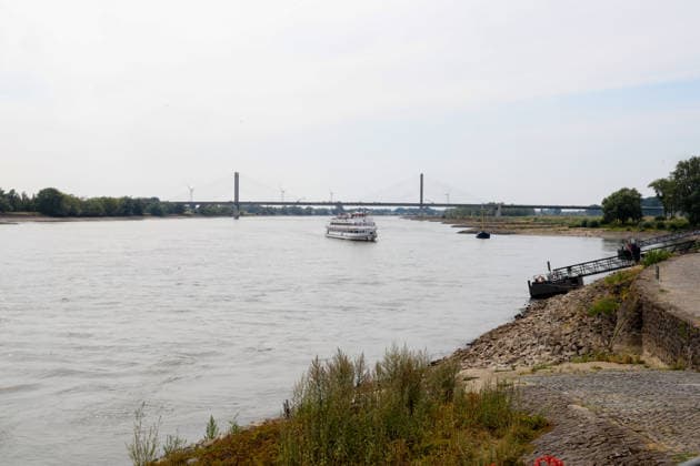 Niedriger Rheinpegel am Pegel Rees Für den 03.08.2026 wurde durch die Wasserstraßen- und Schifffahrtsverwaltung des Bundes ein Pegelstand von 32 cm veröffentlicht. Für die Binnenschifffahrt stellt der niedrige Pegel ein Problem dar. Sinkt er zu weit ab, dürfen Schiffe nicht mehr voll Rees, Nordrhein-Westfalen, DEU, Deutschland, 03.08.2026 *** Low Rhine Water Level at the Rees Gauge Station: The Federal Waterways and Shipping Administration published a water level of 32 cm for August 3, 2026. The low water level poses a problem for inland waterway shipping. If it drops too low, vessels will no longer be allowed to carry a full load. Rees, North Rhine-Westphalia, DEU, Germany, August 3, 2026
