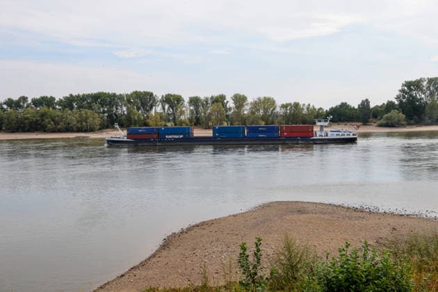 Niedriger Rheinpegel am Pegel Rees Für den 03.08.2026 wurde durch die Wasserstraßen- und Schifffahrtsverwaltung des Bundes ein Pegelstand von 32 cm veröffentlicht. Für die Binnenschifffahrt stellt der niedrige Pegel ein Problem dar. Sinkt er zu weit ab, dürfen Schiffe nicht mehr voll Rees, Nordrhein-Westfalen, DEU, Deutschland, 03.08.2026 *** Low Rhine Water Level at the Rees Gauge Station: The Federal Waterways and Shipping Administration published a water level of 32 cm for August 3, 2026. The low water level poses a problem for inland waterway shipping. If it drops too low, vessels will no longer be allowed to carry a full load. Rees, North Rhine-Westphalia, DEU, Germany, August 3, 2026