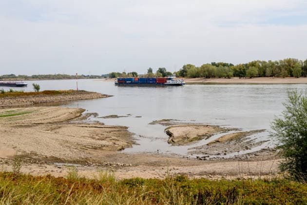 Niedriger Rheinpegel am Pegel Rees Für den 03.08.2026 wurde durch die Wasserstraßen- und Schifffahrtsverwaltung des Bundes ein Pegelstand von 32 cm veröffentlicht. Für die Binnenschifffahrt stellt der niedrige Pegel ein Problem dar. Sinkt er zu weit ab, dürfen Schiffe nicht mehr voll Rees, Nordrhein-Westfalen, DEU, Deutschland, 03.08.2026 *** Low Rhine Water Level at the Rees Gauge Station: The Federal Waterways and Shipping Administration published a water level of 32 cm for August 3, 2026. The low water level poses a problem for inland waterway shipping. If it drops too low, vessels will no longer be allowed to carry a full load. Rees, North Rhine-Westphalia, DEU, Germany, August 3, 2026