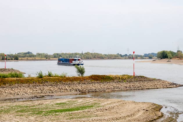 Niedriger Rheinpegel am Pegel Rees Für den 03.08.2026 wurde durch die Wasserstraßen- und Schifffahrtsverwaltung des Bundes ein Pegelstand von 32 cm veröffentlicht. Für die Binnenschifffahrt stellt der niedrige Pegel ein Problem dar. Sinkt er zu weit ab, dürfen Schiffe nicht mehr voll Rees, Nordrhein-Westfalen, DEU, Deutschland, 03.08.2026 *** Low Rhine Water Level at the Rees Gauge Station: The Federal Waterways and Shipping Administration published a water level of 32 cm for August 3, 2026. The low water level poses a problem for inland waterway shipping. If it drops too low, vessels will no longer be allowed to carry a full load. Rees, North Rhine-Westphalia, DEU, Germany, August 3, 2026