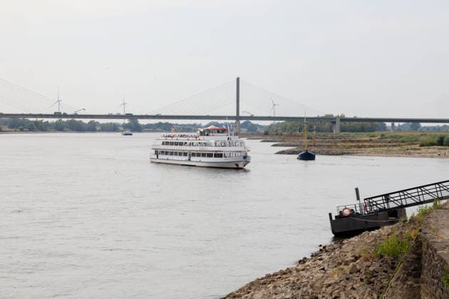 Niedriger Rheinpegel am Pegel Rees Für den 03.08.2026 wurde durch die Wasserstraßen- und Schifffahrtsverwaltung des Bundes ein Pegelstand von 32 cm veröffentlicht. Für die Binnenschifffahrt stellt der niedrige Pegel ein Problem dar. Sinkt er zu weit ab, dürfen Schiffe nicht mehr voll Rees, Nordrhein-Westfalen, DEU, Deutschland, 03.08.2026 *** Low Rhine Water Level at the Rees Gauge Station: The Federal Waterways and Shipping Administration published a water level of 32 cm for August 3, 2026. The low water level poses a problem for inland waterway shipping. If it drops too low, vessels will no longer be allowed to carry a full load. Rees, North Rhine-Westphalia, DEU, Germany, August 3, 2026