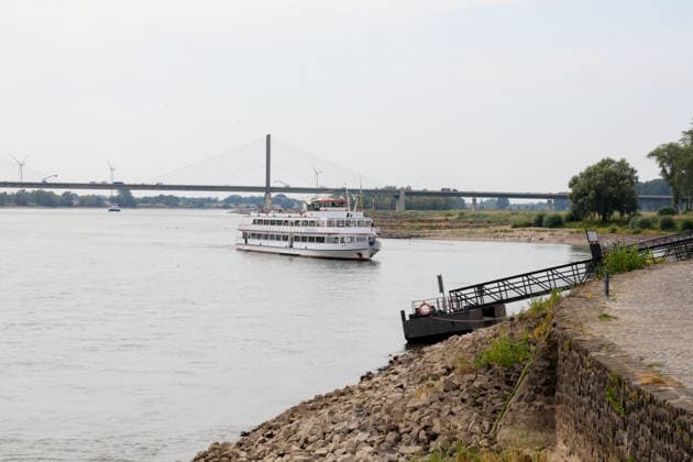 Niedriger Rheinpegel am Pegel Rees Für den 03.08.2026 wurde durch die Wasserstraßen- und Schifffahrtsverwaltung des Bundes ein Pegelstand von 32 cm veröffentlicht. Für die Binnenschifffahrt stellt der niedrige Pegel ein Problem dar. Sinkt er zu weit ab, dürfen Schiffe nicht mehr voll Rees, Nordrhein-Westfalen, DEU, Deutschland, 03.08.2026 *** Low Rhine Water Level at the Rees Gauge Station: The Federal Waterways and Shipping Administration published a water level of 32 cm for August 3, 2026. The low water level poses a problem for inland waterway shipping. If it drops too low, vessels will no longer be allowed to carry a full load. Rees, North Rhine-Westphalia, DEU, Germany, August 3, 2026