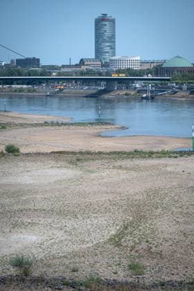 Der Rhein an der Düsseldorfer Altstadt führt extremes Niedrigwasser ** NUR FÜR REDAKTIONELLE ZWECKE ** EDITORIAL USE ONLY **<p>Der Rhein auf der Höhe der Düsseldorfer Altstadt führt extremes Niedrigwasser , fotografiert am Montag,03.August.2026. Deutschland NRW Düpsseldorf Copyright: KaixKitschenberg *** The Rhine near Düsseldorf’s Old Town is at an extremely low water level ** FOR EDITORIAL USE ONLY ** EDITORIAL USE ONLY ** p The Rhine near Düsseldorf’s Old Town is at an extremely low water level, photographed on Monday, August 3, 2026, Germany, North Rhine-Westphalia, Düsseldorf. Copyright KaixKitschenberg Copyright: KaixKitschenberg doc86zzk9dkrhepzr9tfzo ,EDITORIAL USE ONLY