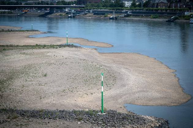 Der Rhein an der Düsseldorfer Altstadt führt extremes Niedrigwasser ** NUR FÜR REDAKTIONELLE ZWECKE ** EDITORIAL USE ONLY **<p>Der Rhein auf der Höhe der Düsseldorfer Altstadt führt extremes Niedrigwasser , fotografiert am Montag,03.August.2026. Deutschland NRW Düpsseldorf Copyright: KaixKitschenberg *** The Rhine near Düsseldorf’s Old Town is at an extremely low water level ** FOR EDITORIAL USE ONLY ** EDITORIAL USE ONLY ** p The Rhine near Düsseldorf’s Old Town is at an extremely low water level, photographed on Monday, August 3, 2026, Germany, North Rhine-Westphalia, Düsseldorf. Copyright KaixKitschenberg Copyright: KaixKitschenberg doc86zzk9m28zd16d3wbjvz ,EDITORIAL USE ONLY