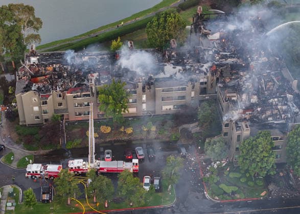 Massive apartment fire in Foster City of California continues FOSTER CITY, CA, UNITED STATES - AUGUST 3: Crews battle with flames as massive apartment fire continues on Monday in Foster City, California, United States on August 3, 2026. Tayfun Coskun Anadolu California United States. Editorial use only. Please get in touch for any other usage.  Copyright: x2026xAnadoluxTayfunxCoskunx