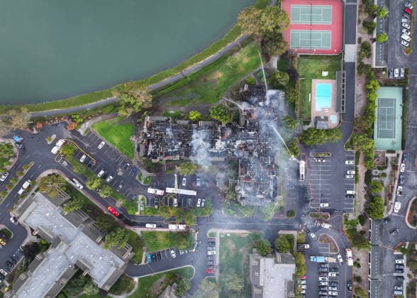 Massive apartment fire in Foster City of California continues FOSTER CITY, CA, UNITED STATES - AUGUST 3: Crews battle with flames as massive apartment fire continues on Monday in Foster City, California, United States on August 3, 2026. Tayfun Coskun Anadolu California United States. Editorial use only. Please get in touch for any other usage.  Copyright: x2026xAnadoluxTayfunxCoskunx