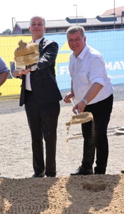 Bundesminister Steffen Billger 03.08.2026, Germany, Bayern, Passau, Schleuse Bundesverkehrsminister für Verkehr nimmt das Geld selbst in die Hand für die Infrastrukturprojekte. Steffen Bilger (CDU) Bundesminister für Verkehr, mit Spaten bei der Sanierung der 100 Jahre alten Schleuse, Landesminister für Verkehr , Christian Bernreiter CSU, Spaten, Bau, Arbeit, mit Oberbürgermeister Rother SPD und Landrat Kneisinger CSU Passau Bayern Germany *** Federal Minister Steffen Billger, August 3, 2026, Germany, Bavaria, Passau, Lock Federal Minister of Transportation Takes Matters into His Own Hands for Infrastructure Projects Steffen Bilger (CDU), Federal Minister of Transportation, breaks ground with a shovel for the renovation of the 100-year-ol
