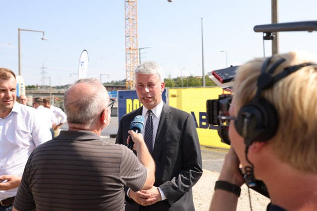 Bundesminister Steffen Billger 03.08.2026, Germany, Bayern, Passau, Schleuse Bundesverkehrsminister für Verkehr nimmt das Geld selbst in die Hand für die Infrastrukturprojekte. Steffen Bilger (CDU) Bundesminister für Verkehr, mit Spaten bei der Sanierung der 100 Jahre alten Schleuse, Landesminister für Verkehr , Christian Bernreiter CSU, Spaten, Bau, Arbeit, mit Oberbürgermeister Rother SPD und Landrat Kneisinger CSU Passau Bayern Germany *** Federal Minister Steffen Billger, August 3, 2026, Germany, Bavaria, Passau, Lock Federal Minister of Transportation Takes Matters into His Own Hands for Infrastructure Projects Steffen Bilger (CDU), Federal Minister of Transportation, breaks ground with a shovel for the renovation of the 100-year-ol