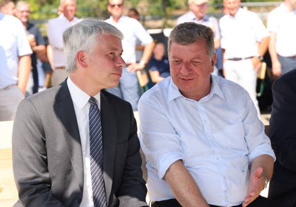 Bundesminister Steffen Billger 03.08.2026, Germany, Bayern, Passau, Schleuse Bundesverkehrsminister für Verkehr nimmt das Geld selbst in die Hand für die Infrastrukturprojekte. Steffen Bilger (CDU) Bundesminister für Verkehr, mit Spaten bei der Sanierung der 100 Jahre alten Schleuse, Landesminister für Verkehr , Christian Bernreiter CSU, Spaten, Bau, Arbeit, mit Oberbürgermeister Rother SPD und Landrat Kneisinger CSU Passau Bayern Germany *** Federal Minister Steffen Billger, August 3, 2026, Germany, Bavaria, Passau, Lock Federal Minister of Transportation Takes Matters into His Own Hands for Infrastructure Projects Steffen Bilger (CDU), Federal Minister of Transportation, breaks ground with a shovel at the renovation of the 100-year-old