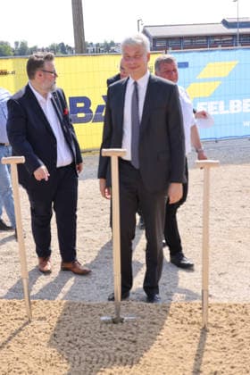 Bundesminister Steffen Billger 03.08.2026, Germany, Bayern, Passau, Schleuse Bundesverkehrsminister für Verkehr nimmt das Geld selbst in die Hand für die Infrastrukturprojekte. Steffen Bilger (CDU) Bundesminister für Verkehr, mit Spaten bei der Sanierung der 100 Jahre alten Schleuse, Landesminister für Verkehr , Christian Bernreiter CSU, Spaten, Bau, Arbeit, mit Oberbürgermeister Rother SPD und Landrat Kneisinger CSU Passau Bayern Germany *** Federal Minister Steffen Billger, August 3, 2026, Germany, Bavaria, Passau, Lock Federal Minister of Transportation Takes Matters into His Own Hands for Infrastructure Projects Steffen Bilger (CDU), Federal Minister of Transportation, breaks ground with a shovel at the renovation of the 100-year-old