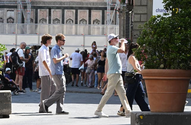 Extreme heat triggers red alert in Florence FLORENCE, ITALY - AUGUST 3: Tourists cool off by drinking water as temperatures surpass 39 degrees Celsius during an extreme heatwave on August 3, 2026 in Florence, Italy. The municipality of Florence has extended a red heat alert for the region today as dangerous conditions persist. Carlo Bressan Anadolu Florence Italy. Editorial use only. Please get in touch for any other usage.  Copyright: x2026xAnadoluxCarloxBressanx
