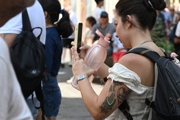 Extreme heat triggers red alert in Florence FLORENCE, ITALY - AUGUST 3: Tourists cool off by drinking water as temperatures surpass 39 degrees Celsius during an extreme heatwave on August 3, 2026 in Florence, Italy. The municipality of Florence has extended a red heat alert for the region today as dangerous conditions persist. Carlo Bressan Anadolu Florence Italy. Editorial use only. Please get in touch for any other usage.  Copyright: x2026xAnadoluxCarloxBressanx