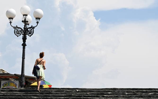 Extreme heat triggers red alert in Florence FLORENCE, ITALY - AUGUST 3: Tourists cool off by drinking water as temperatures surpass 39 degrees Celsius during an extreme heatwave on August 3, 2026 in Florence, Italy. The municipality of Florence has extended a red heat alert for the region today as dangerous conditions persist. Carlo Bressan Anadolu Florence Italy. Editorial use only. Please get in touch for any other usage.  Copyright: x2026xAnadoluxCarloxBressanx
