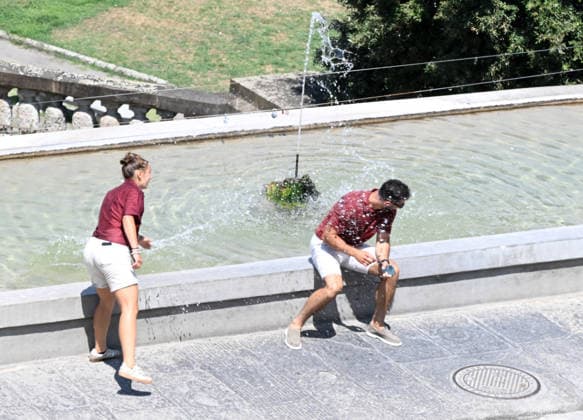 Extreme heat triggers red alert in Florence FLORENCE, ITALY - AUGUST 3: Tourists cool off by drinking water as temperatures surpass 39 degrees Celsius during an extreme heatwave on August 3, 2026 in Florence, Italy. The municipality of Florence has extended a red heat alert for the region today as dangerous conditions persist. Carlo Bressan Anadolu Florence Italy. Editorial use only. Please get in touch for any other usage.  Copyright: x2026xAnadoluxCarloxBressanx