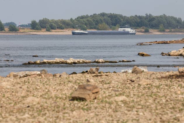 Niedriger Rheinpegel am Pegel Emmerich. Für den 03.08.2026 wurde durch die Wasserstraßen- und Schifffahrtsverwaltung des Bundes ein Pegelstand von -6 cm veröffentlicht. Für die Binnenschifffahrt stellt der niedrige Pegel ein Problem dar. Sinkt er zu weit ab, dürfen Schiffe nicht mehr voll beladen werden. Binnenschiff auf dem Rhein vor Emmerich. Emmerich am Rhein, Nordrhein-Westfalen, DEU, Deutschland, 03.08.2026 *** Low Rhine Water Level at the Emmerich Gauge: The Federal Waterways and Shipping Administration published a water level of 6 cm for August 3, 2026. The low water level poses a problem for inland waterway shipping. If it drops too low, ships are no longer allowed to be fully loaded. An inland waterway vessel on the Rhine near
