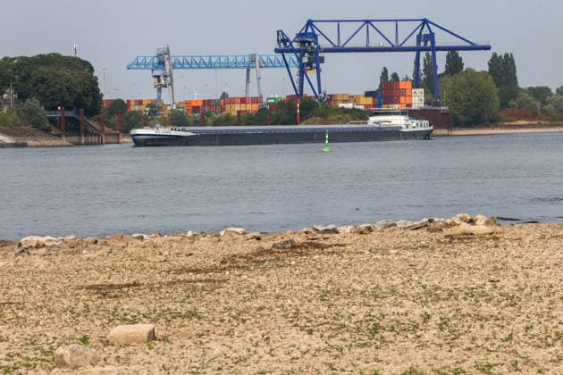 Niedriger Rheinpegel am Pegel Emmerich. Für den 03.08.2026 wurde durch die Wasserstraßen- und Schifffahrtsverwaltung des Bundes ein Pegelstand von -6 cm veröffentlicht. Für die Binnenschifffahrt stellt der niedrige Pegel ein Problem dar. Sinkt er zu weit ab, dürfen Schiffe nicht mehr voll beladen werden. Binnenschiff auf dem Rhein vor Emmerich. Emmerich am Rhein, Nordrhein-Westfalen, DEU, Deutschland, 03.08.2026 *** Low Rhine Water Level at the Emmerich Gauge: The Federal Waterways and Shipping Administration published a water level of 6 cm for August 3, 2026. The low water level poses a problem for inland waterway shipping. If it drops too low, ships are no longer allowed to be fully loaded. An inland waterway vessel on the Rhine near