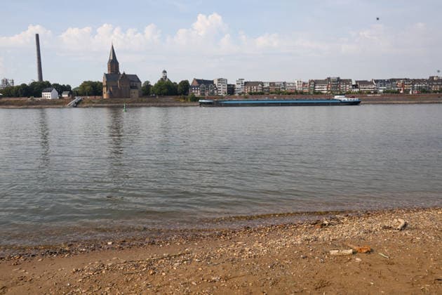 Niedriger Rheinpegel am Pegel Emmerich. Für den 03.08.2026 wurde durch die Wasserstraßen- und Schifffahrtsverwaltung des Bundes ein Pegelstand von -6 cm veröffentlicht. Für die Binnenschifffahrt stellt der niedrige Pegel ein Problem dar. Sinkt er zu weit ab, dürfen Schiffe nicht mehr voll beladen werden. Binnenschiff auf dem Rhein vor Emmerich. Emmerich am Rhein, Nordrhein-Westfalen, DEU, Deutschland, 03.08.2026 *** Low Rhine water level at the Emmerich gauge. The Federal Waterways and Shipping Administration published a water level of 6 cm for August 3, 2026. The low water level poses a problem for inland waterway shipping. If it drops too far, ships are no longer allowed to be fully loaded. An inland waterway vessel on the Rhine near