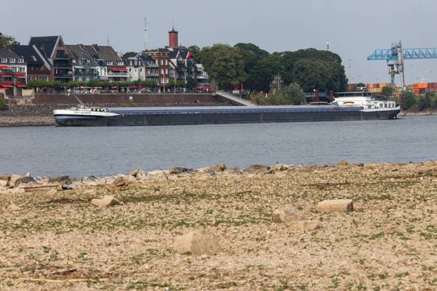 Niedriger Rheinpegel am Pegel Emmerich. Für den 03.08.2026 wurde durch die Wasserstraßen- und Schifffahrtsverwaltung des Bundes ein Pegelstand von -6 cm veröffentlicht. Für die Binnenschifffahrt stellt der niedrige Pegel ein Problem dar. Sinkt er zu weit ab, dürfen Schiffe nicht mehr voll beladen werden. Binnenschiff auf dem Rhein vor Emmerich. Emmerich am Rhein, Nordrhein-Westfalen, DEU, Deutschland, 03.08.2026 *** Low Rhine Water Level at the Emmerich Gauge: The Federal Waterways and Shipping Administration published a water level of 6 cm for August 3, 2026. The low water level poses a problem for inland waterway shipping. If it drops too far, ships are no longer allowed to be fully loaded. An inland waterway vessel on the Rhine near