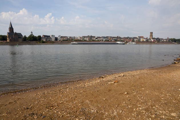 Niedriger Rheinpegel am Pegel Emmerich. Für den 03.08.2026 wurde durch die Wasserstraßen- und Schifffahrtsverwaltung des Bundes ein Pegelstand von -6 cm veröffentlicht. Für die Binnenschifffahrt stellt der niedrige Pegel ein Problem dar. Sinkt er zu weit ab, dürfen Schiffe nicht mehr voll beladen werden. Binnenschiff auf dem Rhein vor Emmerich. Emmerich am Rhein, Nordrhein-Westfalen, DEU, Deutschland, 03.08.2026 *** Low Rhine Water Level at the Emmerich Gauge: The Federal Waterways and Shipping Administration published a water level of 6 cm for August 3, 2026. The low water level poses a problem for inland waterway shipping. If it drops too far, ships are no longer allowed to be fully loaded. An inland waterway vessel on the Rhine near