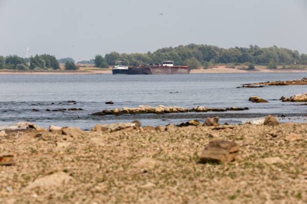 Niedriger Rheinpegel am Pegel Emmerich. Für den 03.08.2026 wurde durch die Wasserstraßen- und Schifffahrtsverwaltung des Bundes ein Pegelstand von -6 cm veröffentlicht. Für die Binnenschifffahrt stellt der niedrige Pegel ein Problem dar. Sinkt er zu weit ab, dürfen Schiffe nicht mehr voll beladen werden. Binnenschiff auf dem Rhein vor Emmerich. Emmerich am Rhein, Nordrhein-Westfalen, DEU, Deutschland, 03.08.2026 *** Low Rhine Water Level at the Emmerich Gauge: The Federal Waterways and Shipping Administration published a water level of 6 cm for August 3, 2026. The low water level poses a problem for inland waterway shipping. If it drops too far, ships are no longer allowed to be fully loaded. An inland waterway vessel on the Rhine near