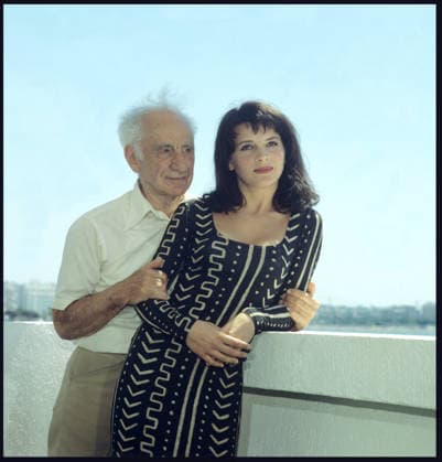 juliette BINOCHE, Elia KAZAN au 42eme Festival de Cannes pour financer le projet du film : Au dela de la mer egee; en 1989. Photo: juliette BINOCHE, Elia KAZAN. RECORD DATE NOT STATED *** Juliette Binoche and Elia Kazan at the 42nd Cannes Film Festival to secure funding for the film Au-delà de la mer Égée in 1989. Photo: Juliette Binoche and Elia Kazan. Date not stated.  Copyright: x PascalxVictor ArtComPressxviaxopale.photox
