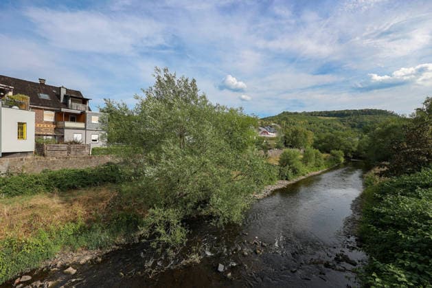 Sommer im Siegerland. Der Fluss Sieg wie hier bei Niederschelden fuehrt (führt) zur Zeit wenig Wasser, Niedrigwasser. Die Bezirksregierung Arnsberg untersagt daher die Wasserentnahme im Regierungsbezirk u.a. aus der Sieg aufgrund anhaltender Trockenheit. Sommer im Siegerland am 03.08.2026 in Siegen Deutschland. *** Summer in the Siegerland: The Sieg River, as seen here near Niederschelden, is currently carrying very little water, Low Water Levels: The Arnsberg District Government has therefore banned water extraction in the district—including from the Sieg—due to persistent drought. Summer in the Siegerland on August 3, 2026, in Siegen, Germany