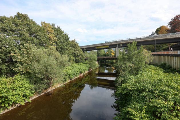 Sommer im Siegerland. Der Fluss Sieg wie hier bei Niederschelden fuehrt (führt) zur Zeit wenig Wasser, Niedrigwasser. Die Bezirksregierung Arnsberg untersagt daher die Wasserentnahme im Regierungsbezirk u.a. aus der Sieg aufgrund anhaltender Trockenheit. Sommer im Siegerland am 03.08.2026 in Siegen Deutschland. *** Summer in the Siegerland: The Sieg River, as seen here near Niederschelden, is currently carrying very little water, Low Water Levels: The Arnsberg District Government has therefore banned water extraction in the district—including from the Sieg—due to persistent drought. Summer in the Siegerland on August 3, 2026, in Siegen, Germany