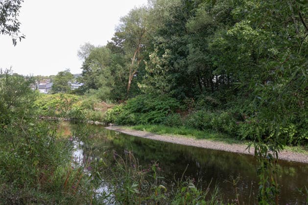 Sommer im Siegerland. Der Fluss Sieg wie hier bei Niederschelden fuehrt (führt) zur Zeit wenig Wasser, Niedrigwasser. Die Bezirksregierung Arnsberg untersagt daher die Wasserentnahme im Regierungsbezirk u.a. aus der Sieg aufgrund anhaltender Trockenheit. Sommer im Siegerland am 03.08.2026 in Siegen Deutschland. *** Summer in the Siegerland: The Sieg River, as seen here near Niederschelden, is currently carrying very little water, Low Water Levels: The Arnsberg District Government has therefore banned water extraction in the district—including from the Sieg—due to persistent drought. Summer in the Siegerland on August 3, 2026, in Siegen, Germany